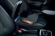 Interior do Dacia Spring com consola central e estojo de óculos