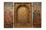 Pintura com Maria e símbolos religiosos num retábulo dourado