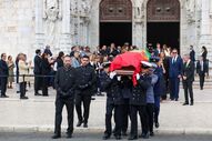 Urna à saida das cerimónias fúnebres de Francisco Pinto Balsemão