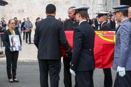 Urna contendo os restos mortais do antigo primeiro-ministro, Francisco Pinto Balsemão à saida das cerimónias fúnebres no Mosteiro dos Jerónimos