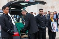 A urna contendo os restos mortais de Francisco Pinto Balsemão é colocada num carro fúnebre que transportará para o funeral
