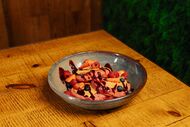 Prato com panquecas, morangos, framboesas, mirtilos e calda