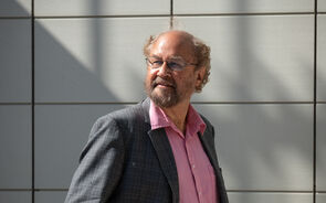 Paul Flather analisa a crise da democracia e a ascensão da Índia
