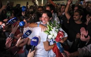 Mariana Mortágua descreve dificuldades na prisão em Israel e é recebida no aeroporto de Lisboa