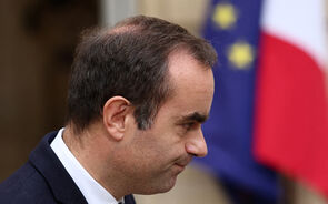 Demissão de Lecornu castiga mais banca francesa. Só três cotadas em Paris sobem