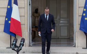 Caos político em França: o que se segue após demissão do primeiro-ministro? 