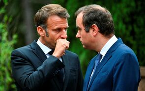 Emmanuel Macron deu até quarta-feira para Lecornu encontrar uma solução para a crise política.