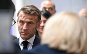 Antigos aliados pressionam Macron a demitir-se. 'Mais 18 meses disto é demasiado'
