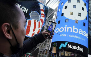 A Coinbase continua a deter o título de maior entrada em bolsa para uma empresa cripto.