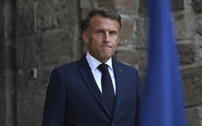 Macron tenta desbloquear impasse orçamental, cada vez mais pressionado para convocar presidenciais antecipadas.