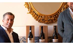 Luís Marques e António Boal posam ao lado de garrafas de vinho Costa Boal Douro