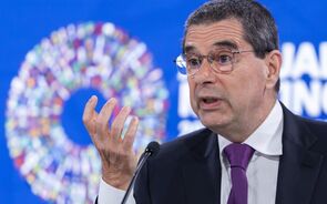 Sem novas medidas, FMI vê excedente esvaziado a zero em 2026 e défices depois disso 