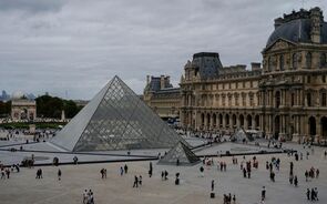 Museu do Louvre encerrado este domingo após roubo