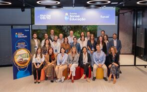 Representantes dos 10 finalistas selecionados com membros do júri do Prémio Sonae Educação.