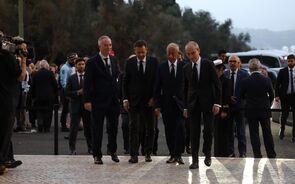 Marcelo Rebelo de Sousa e Luís Montenegro chegam juntos ao velório de Francisco Pinto Balsemão