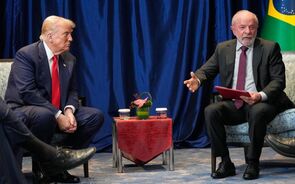 Reunião entre Trump e Lula para discutir tarifas dos EUA sobre produtos brasileiros.