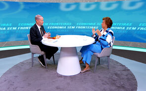 Miguel Frasquilho à conversa com Leonor Freitas, líder da Casa Ermelinda Freitas, uma casa agrícola criada em 1920. 