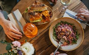 Almoço com sanduíche, salada e bebida entre amigos