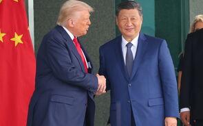 China e EUA suspendem tarifas portuárias após encontro entre Xi Jinping e Donald Trump na Coreia do Sul