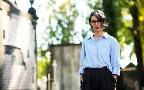 Rafaela Ferraz reflete sobre hierarquias na vida e na morte em 'Portugal de Morte a Sul'.