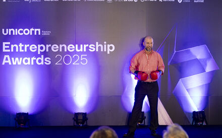 Felipe Ávila da Costa subiu ao palco, após o 'pitch', para receber as luvas de empreendedor.