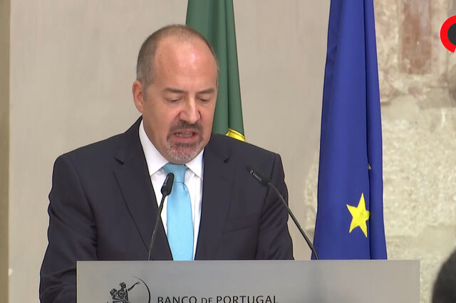 Banca tem de garantir suficientes caixas automáticas no país, diz Santos Pereira