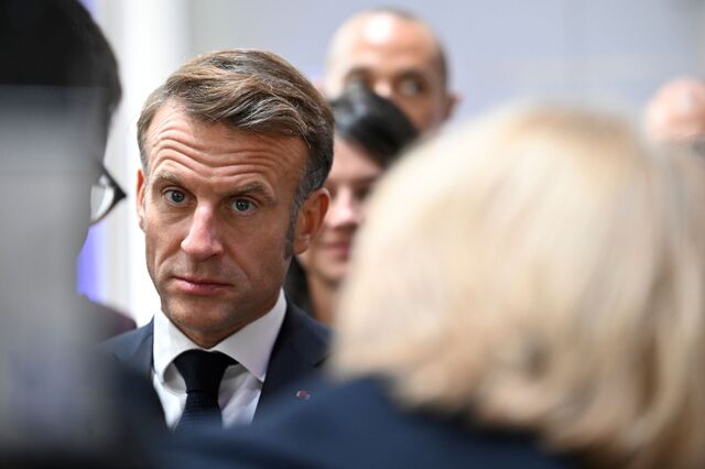 Antigos aliados pressionam Macron a demitir-se. 'Mais 18 meses disto é demasiado'