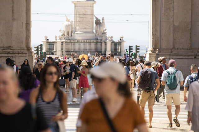 Mais de 65 mil portugueses emigraram em 2024. Suíça é o principal destino