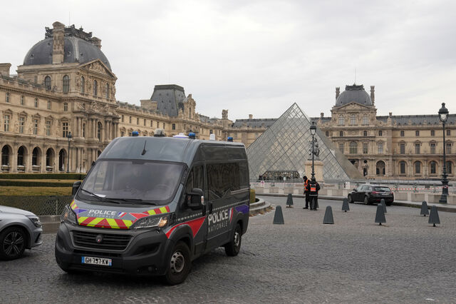 Museu do Louvre mantém-se encerrado hoje após roubo de domingo