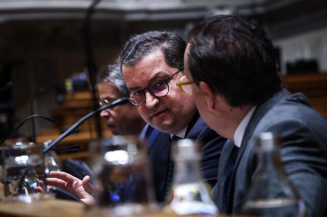 Governo pede à AR para gastar 12,2 mil milhões para lá da despesa efetiva prevista no OE