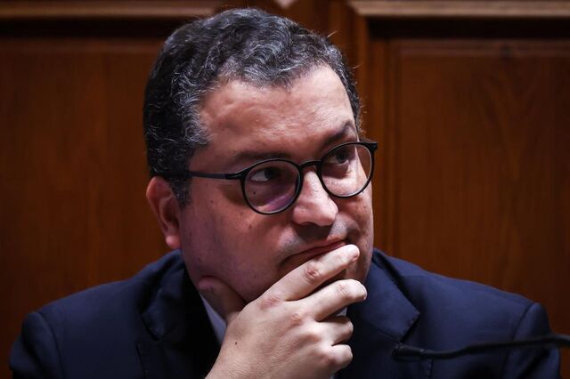 Apesar de alertas de défice, Sarmento garante alívio no IRS de 500 milhões ao ano até 2029