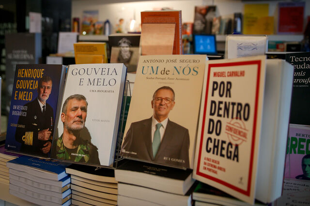 A luta política também chega às livrarias