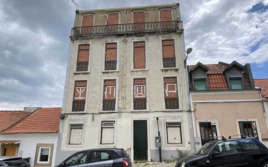 Prédio, com quatro pisos, na Rua Cruz de Santa Apolónia tem o valor base mais elevado. 