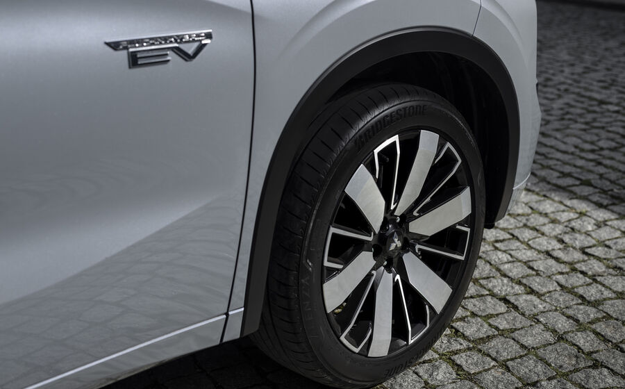 Vendas de carros crescem com preferência por modelos eletrificados.