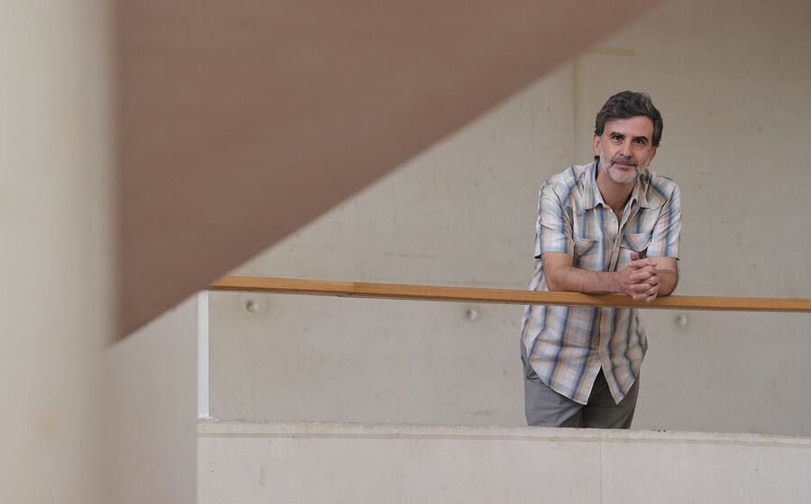 O economista do ISCTE alerta para a dificuldade de o Governo conseguir reduzir a dívida e os impostos, manter excedentes e aumentar a despesa.