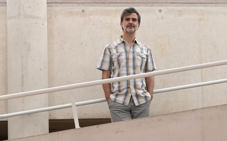 Ricardo Paes Mamede critica políticas fiscais e defende investimento em serviços públicos.