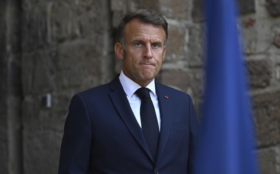 Macron tenta desbloquear impasse orçamental, cada vez mais pressionado para convocar presidenciais antecipadas.