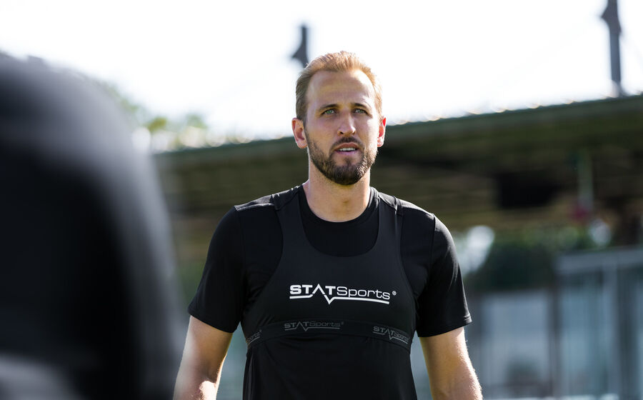 Harry Kane usa equipamento StatSports durante treino da seleção inglesa.