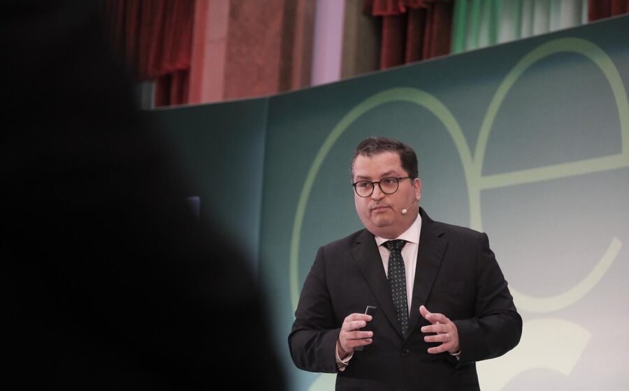 O ministro Miranda Sarmento na conferência de apresentação do OE2026