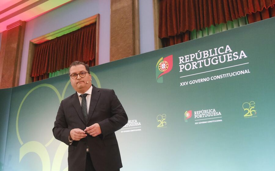 O ministro Miranda Sarmento na conferência de apresentação do OE2026
