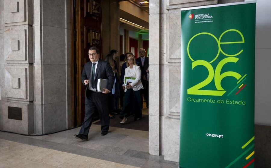 Ministro das Finanças apresenta proposta do Orçamento do Estado para 2026 no Parlamento.