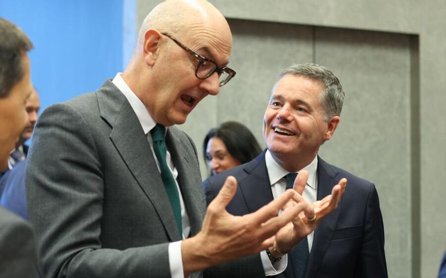 Paschal Donohoe, presidente do Eurogrupo, com o ministro das Finanças francês, Roland Lescure