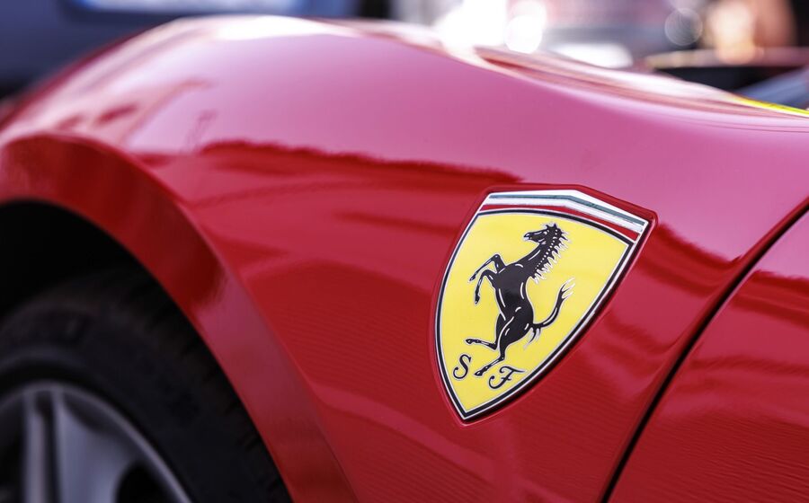 Crise política em França tira 'gás' às bolsas europeias. Ferrari tombou mais de 15%