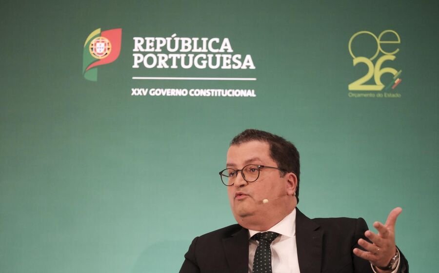 Ministério liderado por Miranda Sarmento vê o euro a negociar nos 1,16 dólares em 2026. 