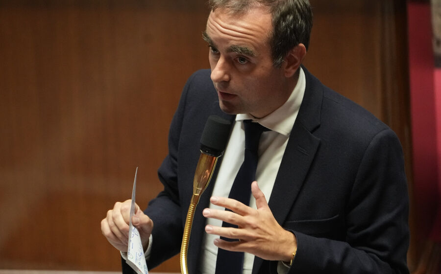 Sébastien Lecornu tenta apoio para o governo francês