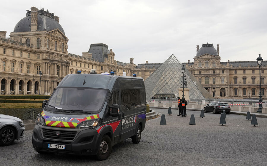 Polícia Nacional no Louvre após roubo de joias no museu