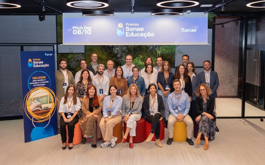 Representantes dos 10 finalistas selecionados com membros do júri do Prémio Sonae Educação.