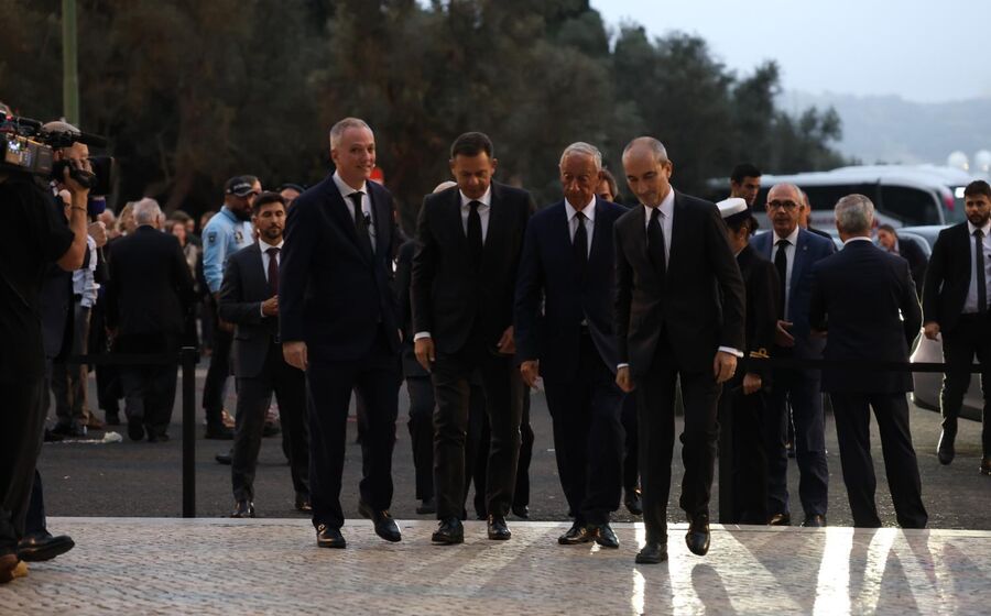 Marcelo Rebelo de Sousa e Luís Montenegro chegam juntos ao velório de Francisco Pinto Balsemão