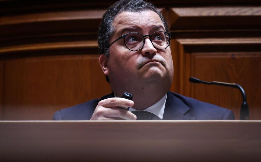 Ministro das Finançasdiz que é um erro aumentar número de trabalhadores do Estado.