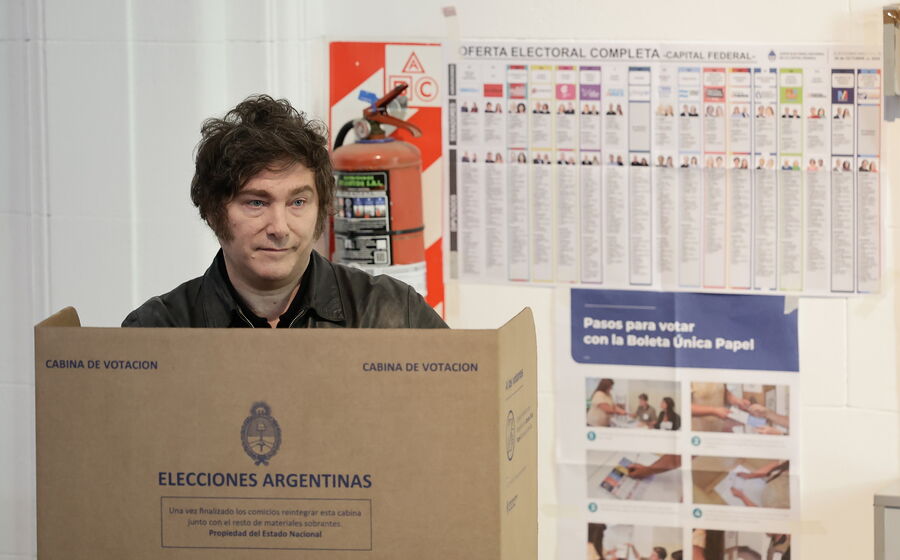 Milei vota nas eleições legislativas intercalares na Argentina